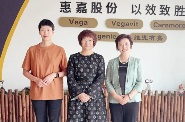 咸宁市政协副主席竺鸰莅临谈球吧调查领导